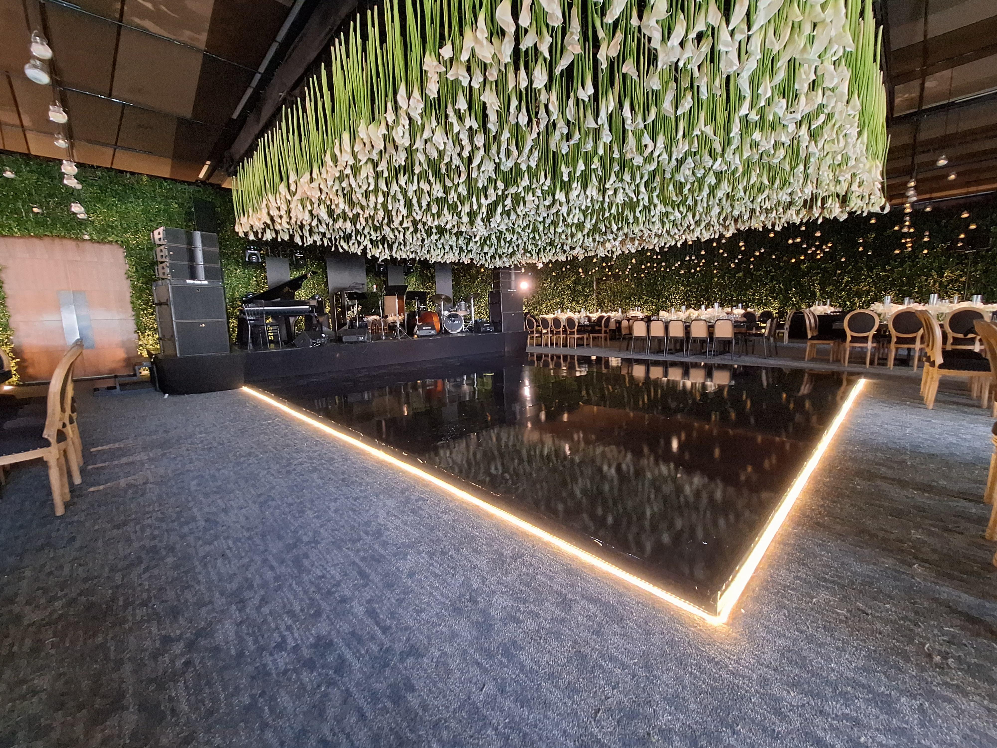 Evento elegante con tarima, escenario e iluminación Antaes